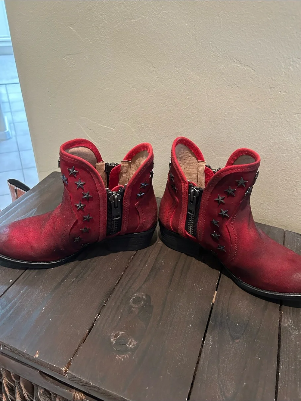 Circle G size red